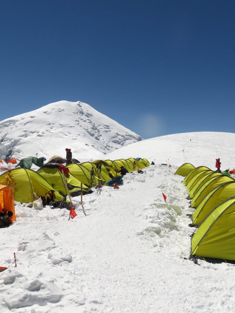 Campo 3 del Pico Lenin, 6.100 mts. Al fondo la suave loma del Razdelnaya y detrás más alto el Dzerzhinsky