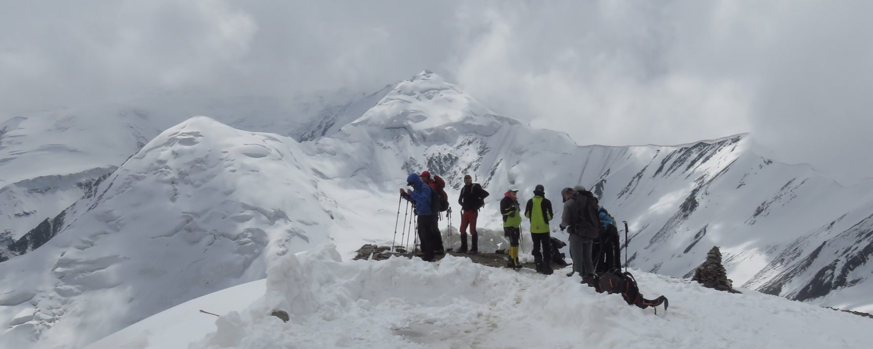 Cima del pico Yukhin, 5.075 mts., detrás el pico 30 Years Uzbek SSR