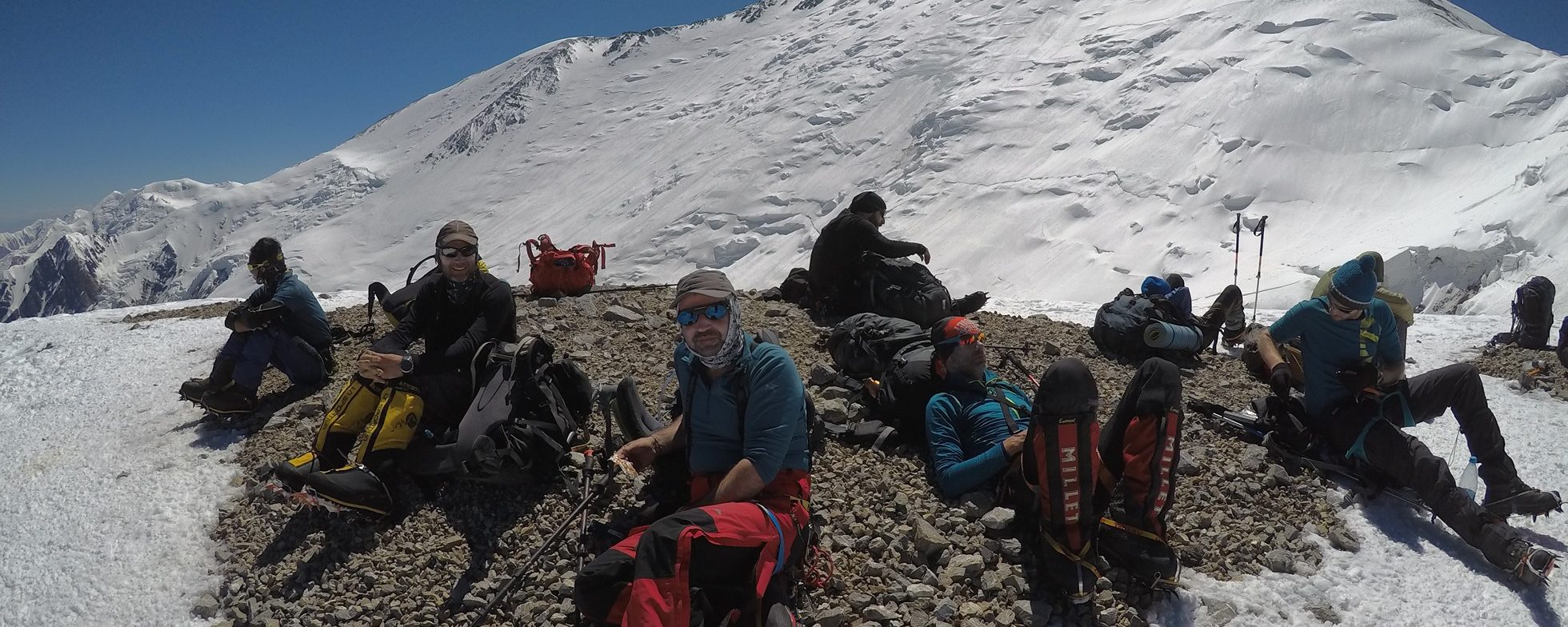 Descanso a 5.800 mts. con el Pico Lenin detrás, delante en el suelo Javi, Joaquín en el centro e Ilan