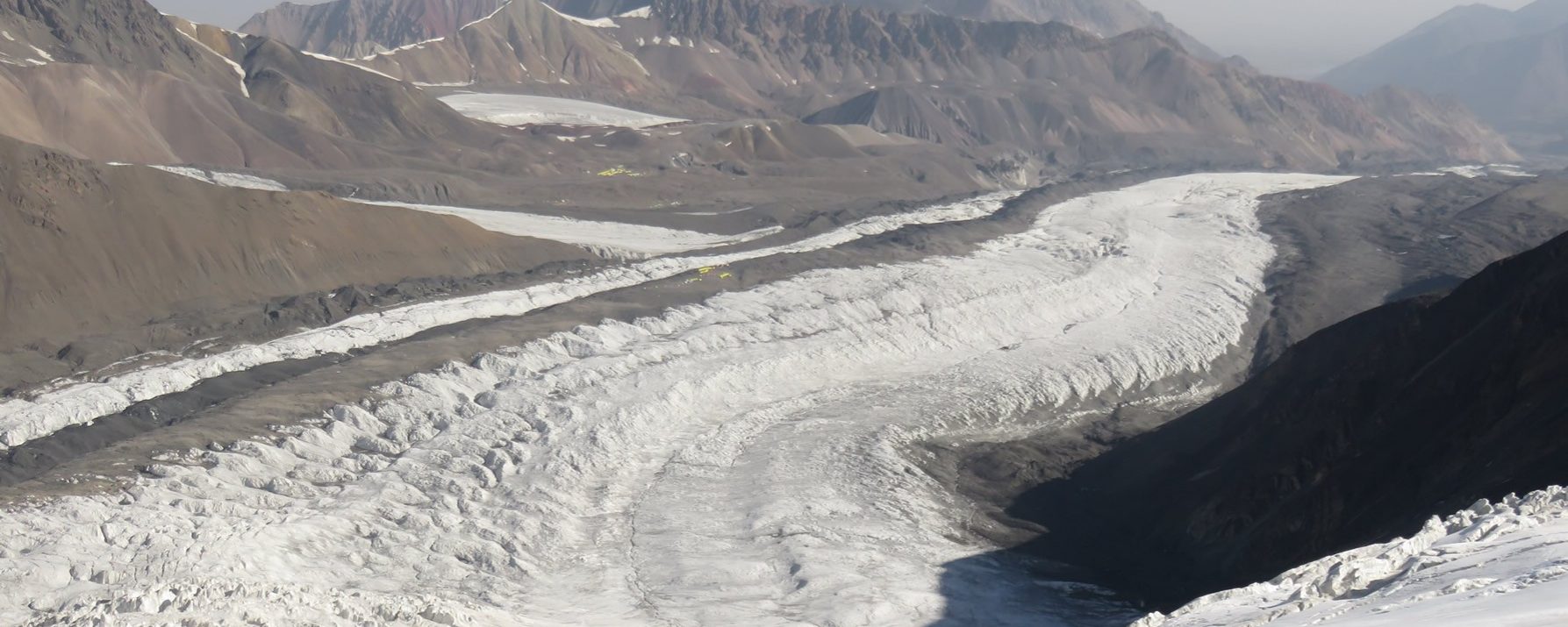 Glaciar Lenin. Se aprecia el Campo 1 en la morrena entre los hielos del glaciar