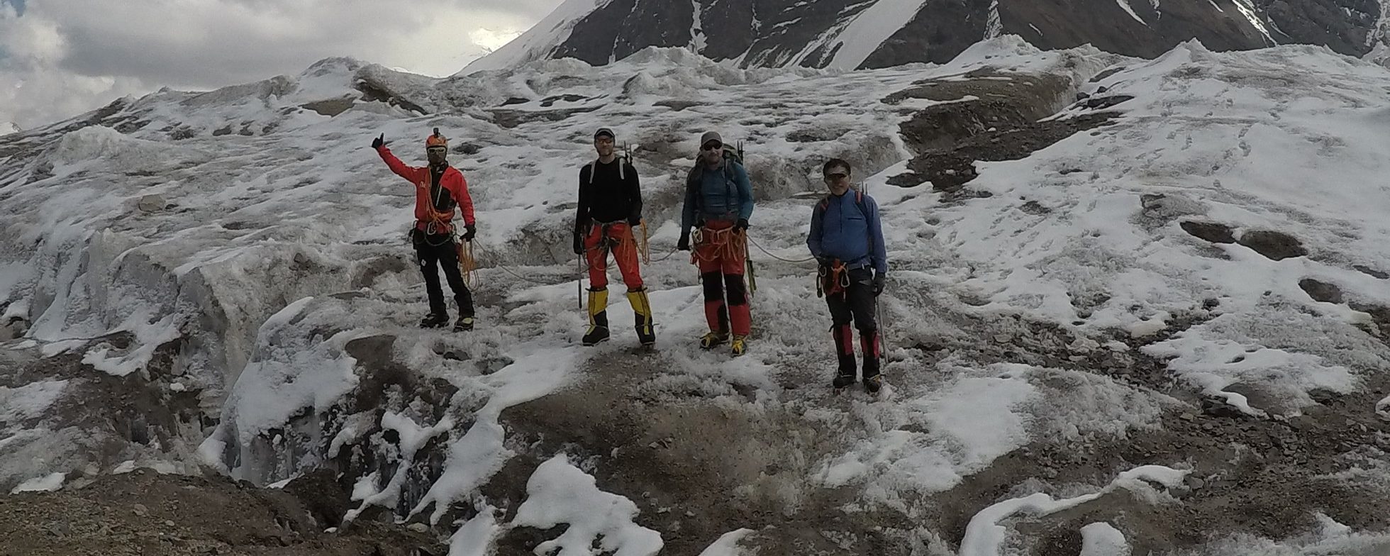 Prácticas en el Glaciar Lenin, de izquierda a derecha: Divi el guia, Javi, Joaquín y Stephen