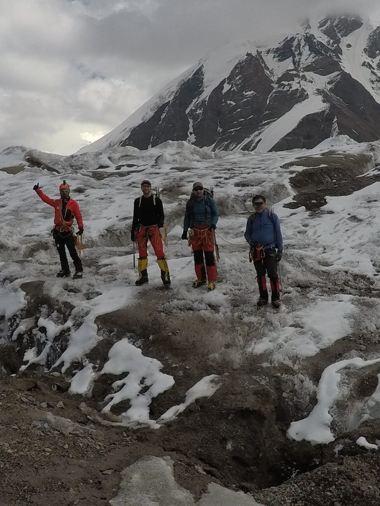 Prácticas en el Glaciar Lenin, de izquierda a derecha: Divi el guia, Javi, Joaquín y Stephen