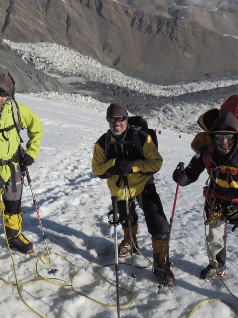 Descanso en la subida al Campo 2. De izquierda a derecha: Javi, Luis y «batman» (el guía nepalí)