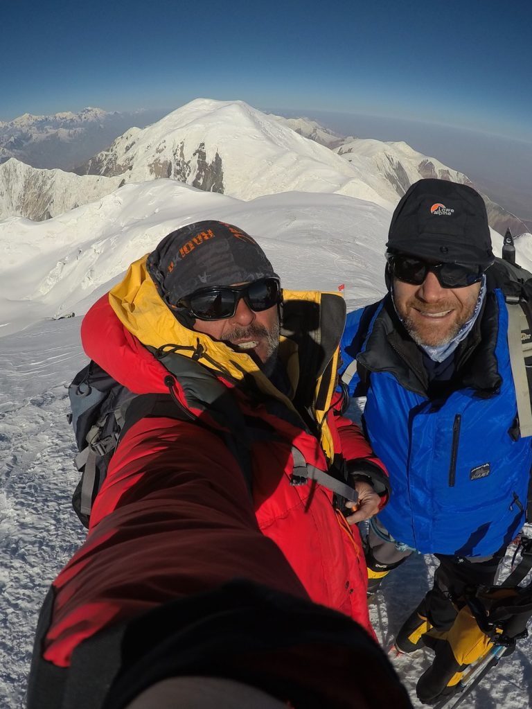 Luis y Javi en la cima del Pico Lenin, 7.134 mts., detrás el pico Dzerzhinsky