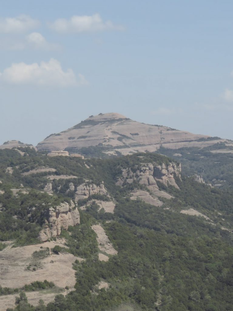 El Montcau y delante el edificio de La Mata