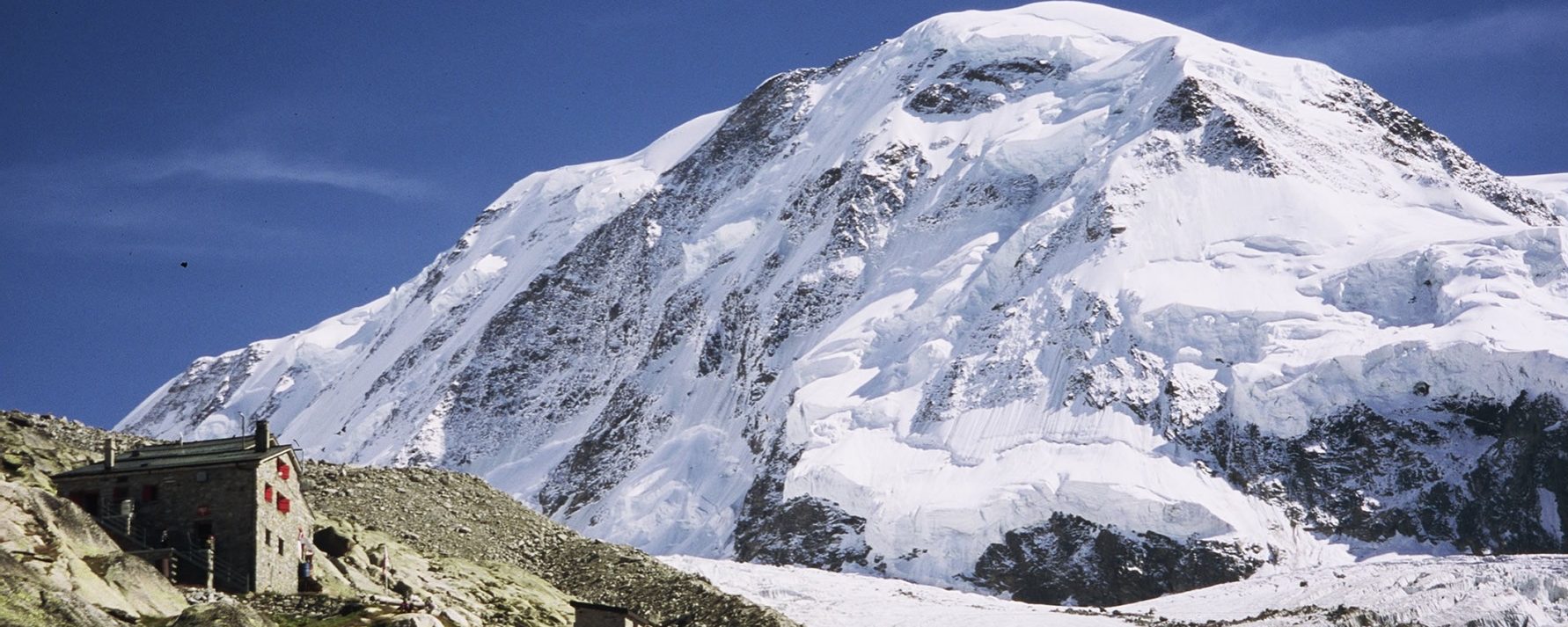Llegando al Refugio de Monte Rosa con el Liskamm detrás