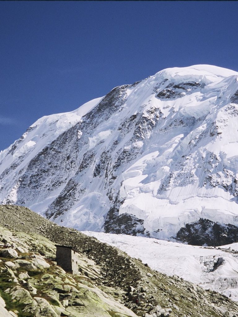 Llegando al Refugio de Monte Rosa con el Liskamm detrás