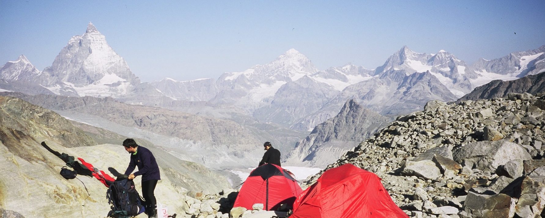Recogiendo el campamento, al fondo el Cervino a la izquierda, el Dent Blanche en el centro y el Ober Gabelhorn a la derecha