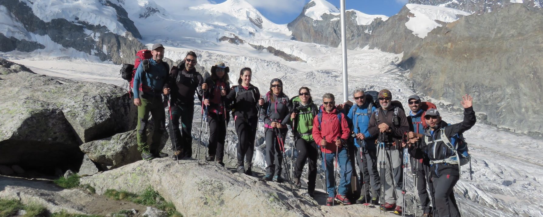 Saliendo del Refugio de Monte Rosa, de izquierda a derecha: Joaquín Terrés, David, Isa, Leti, Tere, Nuria, Luis Segura, Joaquín Murcia, Luis Guerrero, Roberto y Vicente