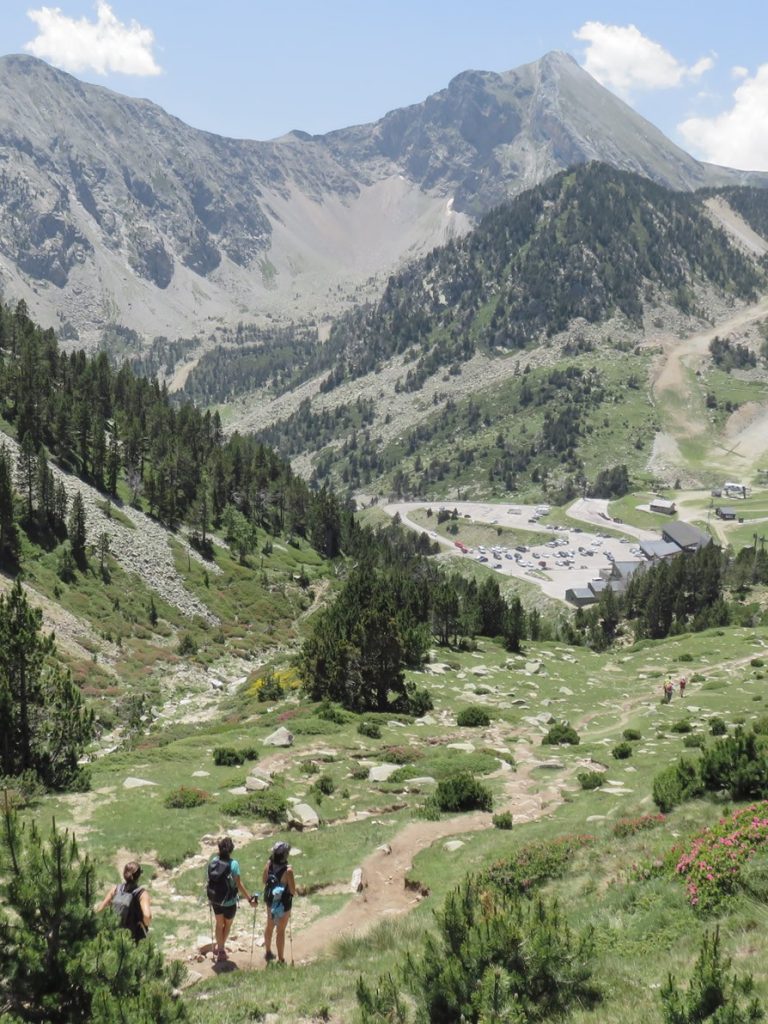 Bajando a Vallter 2000, arriba de izquierda a derecha: el Gra de Fajol Petit, Gra de Fajol Gran y Coll de La Marrana