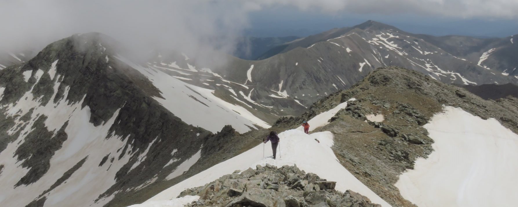 Olga y Txell llegando a la cima del Pic de l’Infern, a la izquierda queda el Pic de Freser y al fondo el Puig de Les Borregues en la Coma de l’Orri