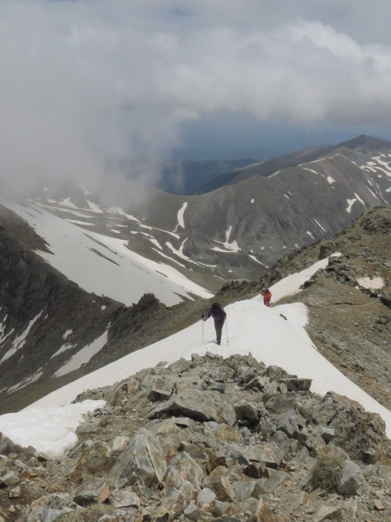 Olga y Txell llegando a la cima del Pic de l’Infern, a la izquierda queda el Pic de Freser y al fondo el Puig de Les Borregues en la Coma de l’Orri