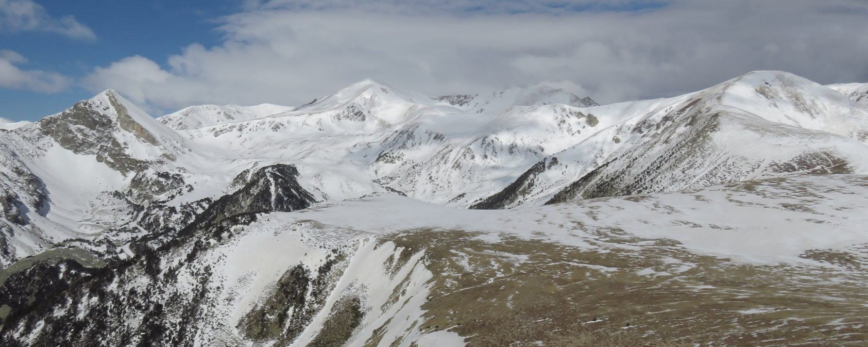 Desde la falsa cima o cima noroeste del Pic de Coma Ermada, abajo Camp Magre Petit, de izquierda a derecha: el Gra de Fajol, Coll de La Marrana, y detrás de ésta Pics de La Vaca, Bastiments, Pic de Bacivers y Pic de La Dona