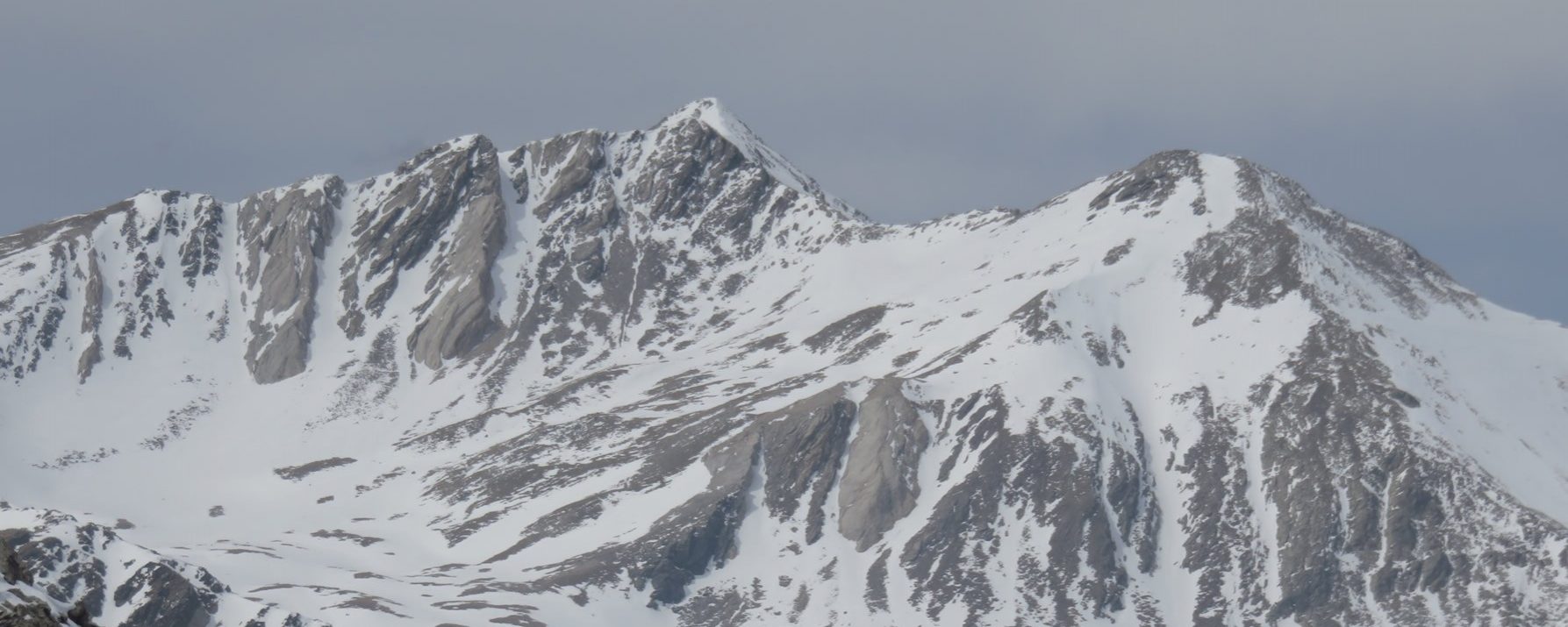 El Pic de Freser a la derecha y el Pi de l’Infern a la izquierda desde la cima del Puig de Les Borregues