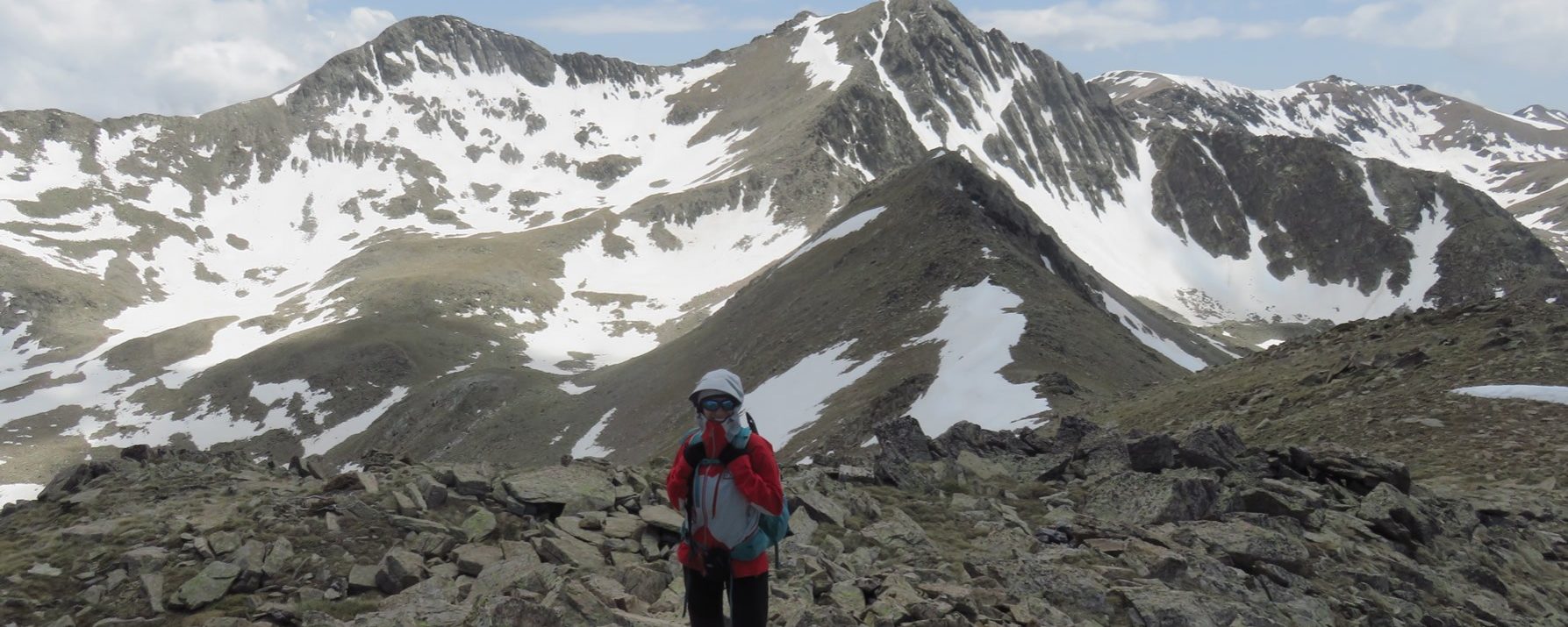 Jenny en la Pic de Dalt de Coma Mitjana, 2.752 mts., detrás el Pic de l’Infern y Pic de Freser
