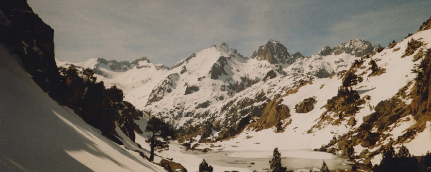 Abajo La Bassa, al fondo izquierda el Besiberri del Mig y Norte, en el centro la Punta Harlé y Pa de Sucre, a la derecha Tumeneia