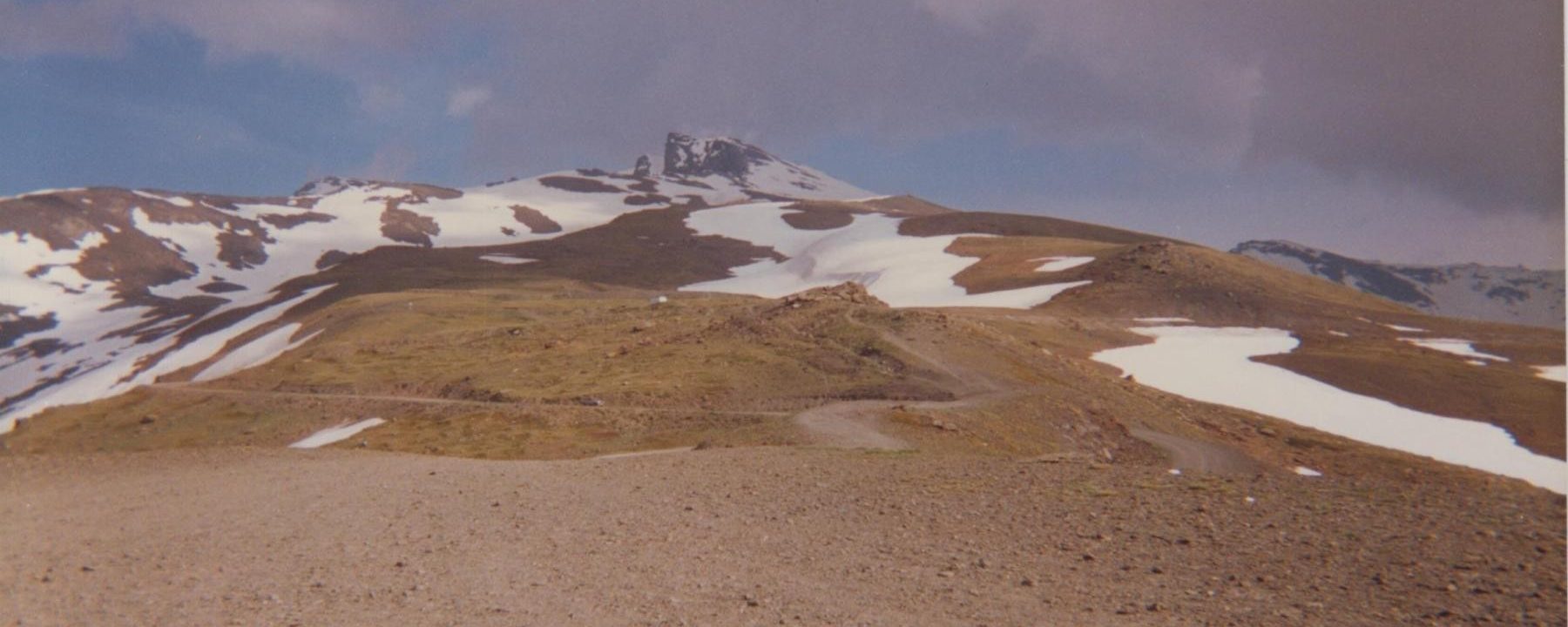 Cerca de Pradollano, atrás queda el Veleta