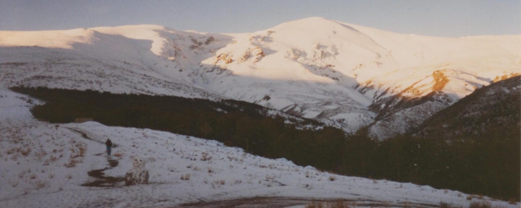 Desde el Refugio Postero Alto el Circo del Alhorí y el Picón de Jerez en el centro