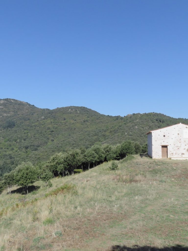 Ermita de Sant Elies desde la subidita a la cima de Sant Elies, a la izquierda queda el Turó de Samon