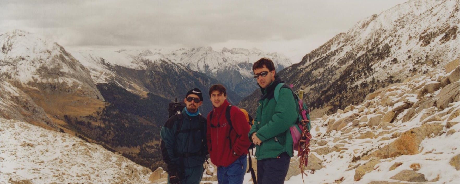 Jesús, Antonio y Joaquín en el Valle de Vallibierna, al fondo el macizo del Posets