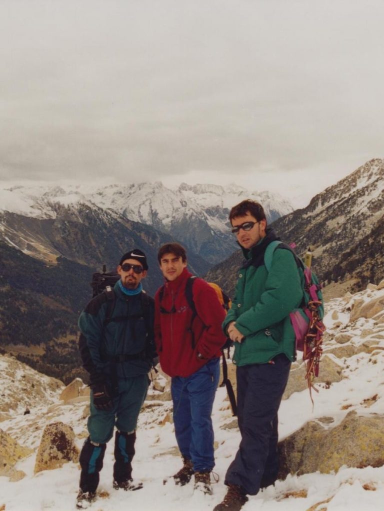 Jesús, Antonio y Joaquín en el Valle de Vallibierna, al fondo el macizo del Posets