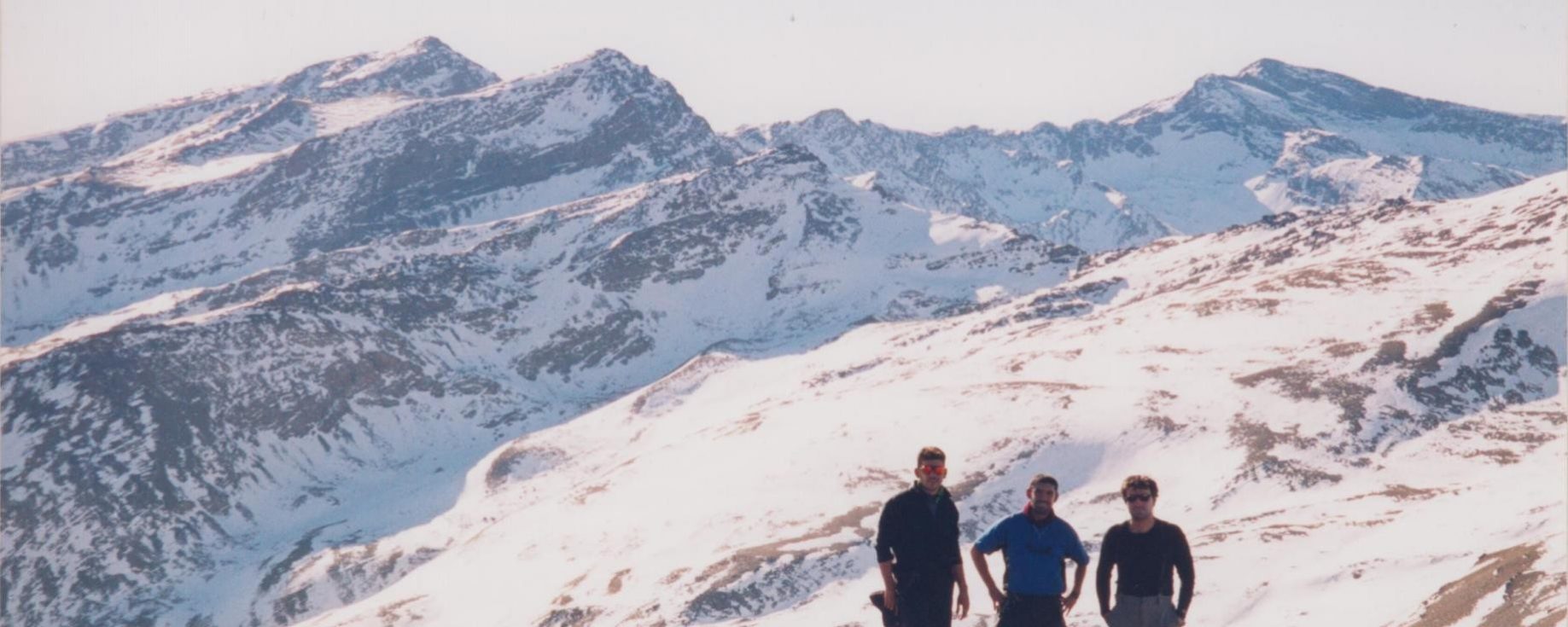 Quique, Jesús y Joaquín en la cima del Cerro Pelao, 3.182 mts., detrás de izquierda a derecha: Mulhacén, Alcazaba, Puntal de Vacares, Puntal de La Caldera, Crestones de Río Seco, Cerro de Los Machos y Veleta