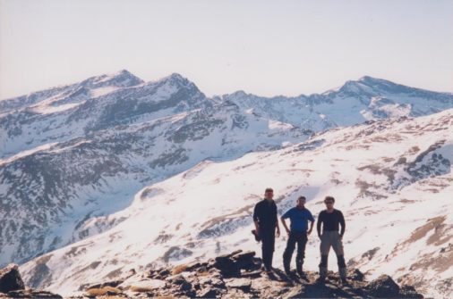 Quique, Jesús y Joaquín en la cima del Cerro Pelao, 3.182 mts., detrás de izquierda a derecha: Mulhacén, Alcazaba, Puntal de Vacares, Puntal de La Caldera, Crestones de Río Seco, Cerro de Los Machos y Veleta