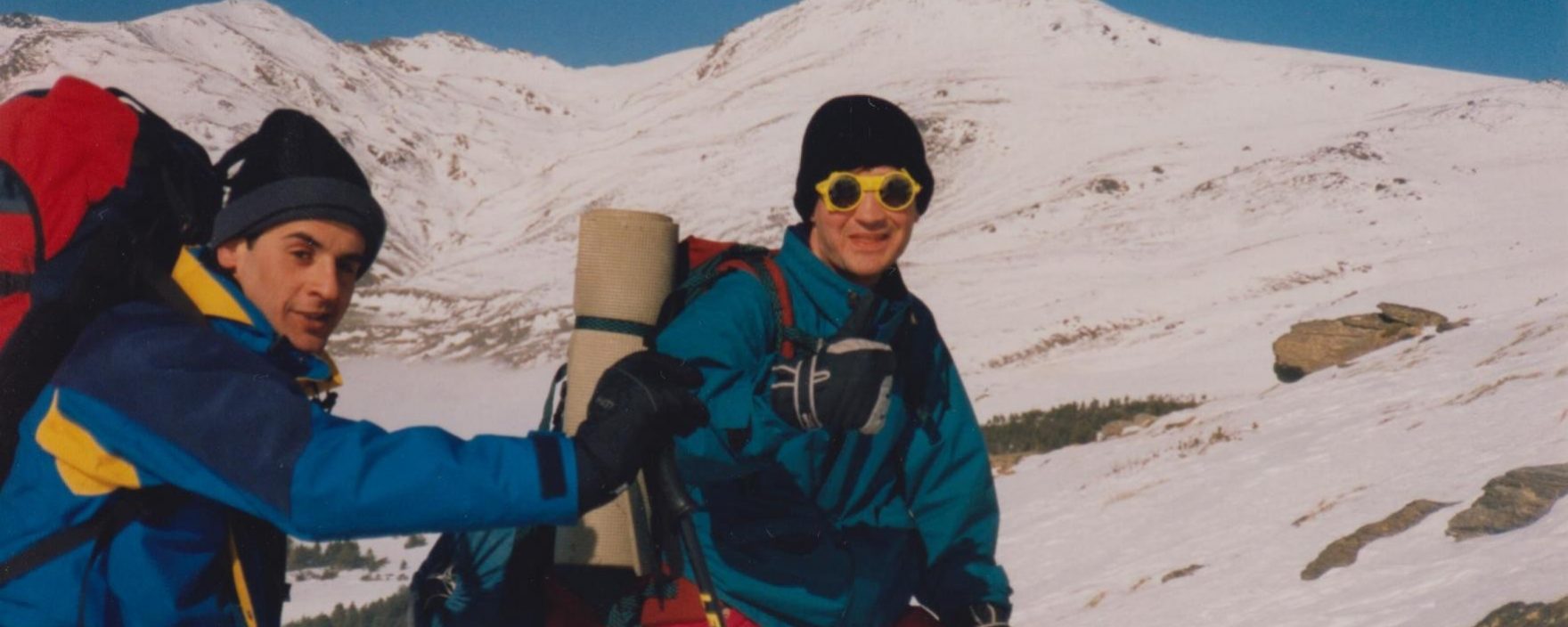 Roberto y Joaquín camino del Refugio Poqueira, detrás la loca sur del Mulhacén y el Puntal de La Caldera a su izquierda