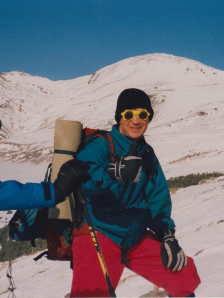 Roberto y Joaquín camino del Refugio Poqueira, detrás la loca sur del Mulhacén y el Puntal de La Caldera a su izquierda