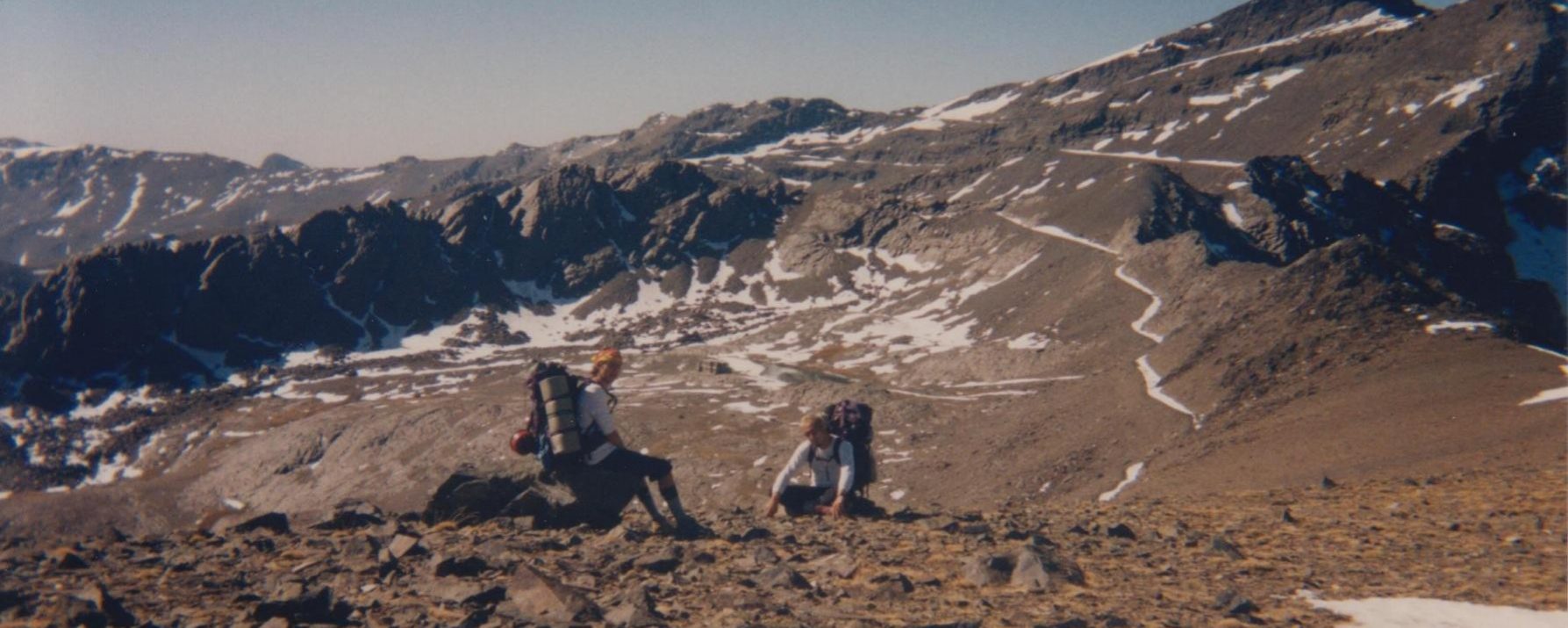 Vicente y Jesús descansando en el Puntal de Laguna Larga en Loma Pelada, detrás la Laguna de Rioseco y los Raspones de Rioseco, a la derecha el Veleta y bajo éste a su izquierda el Collado de La Carihuela