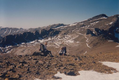 Vicente y Jesús descansando en el Puntal de Laguna Larga en Loma Pelada, detrás la Laguna de Rioseco y los Raspones de Rioseco, a la derecha el Veleta y bajo éste a su izquierda el Collado de La Carihuela
