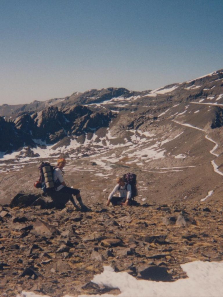 Vicente y Jesús descansando en el Puntal de Laguna Larga en Loma Pelada, detrás la Laguna de Rioseco y los Raspones de Rioseco, a la derecha el Veleta y bajo éste a su izquierda el Collado de La Carihuela
