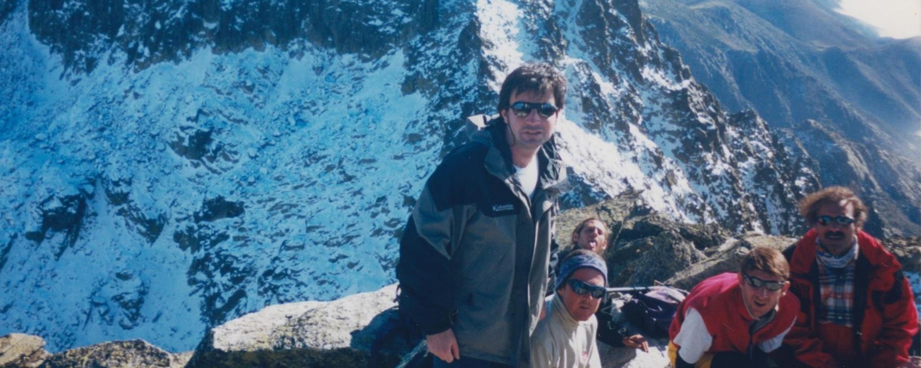 Del centro a la derecha: Joaquín Terrés, Pepe Díaz, Fernando Bolaga (con la lengua fuera), Gabi y Adrián en la cima del Almanzor, 2.592 mts., detrás el Cuchillar de Navajas