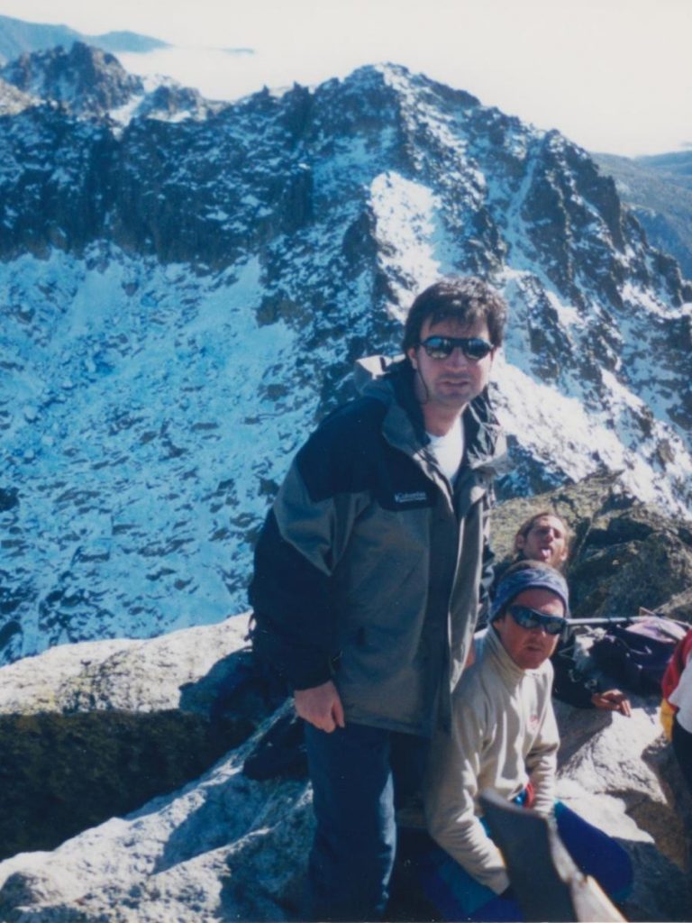 Del centro a la derecha: Joaquín Terrés, Pepe Díaz, Fernando Bolaga (con la lengua fuera), Gabi y Adrián en la cima del Almanzor, 2.592 mts., detrás el Cuchillar de Navajas