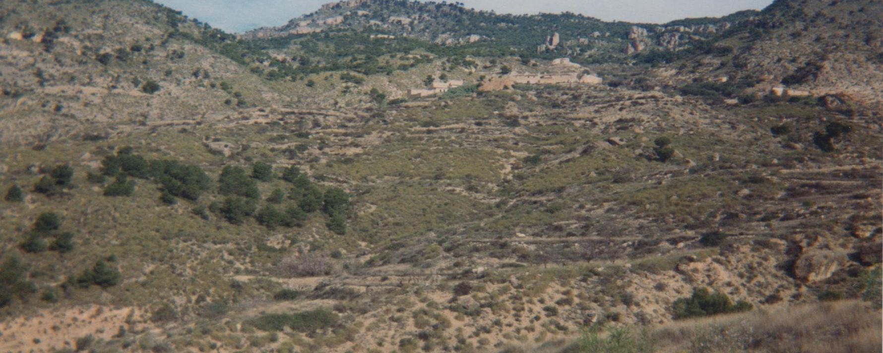 En el centro la aldea de Sanjoy con el Caramucel detrás