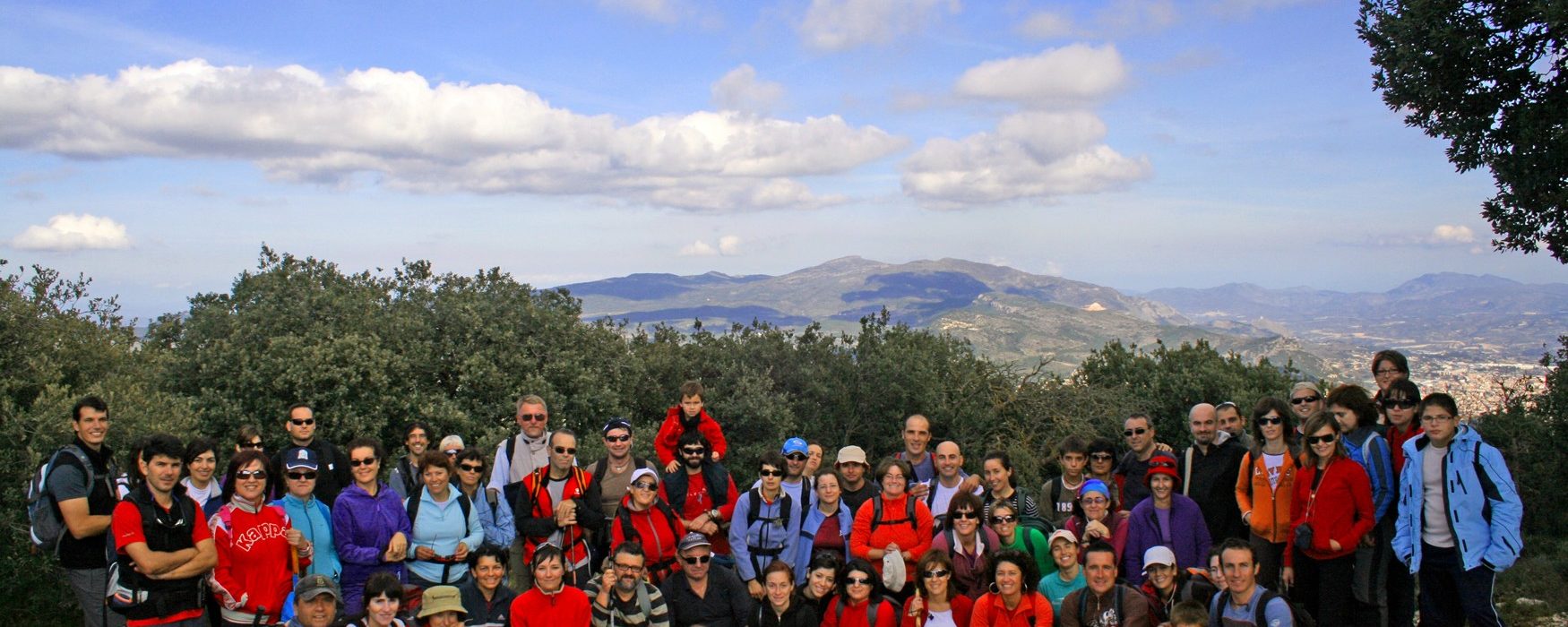 Foto de grupo. Detrás Sierra Mariola con el Montcabrer en el centro y La Safor al fondo derecha