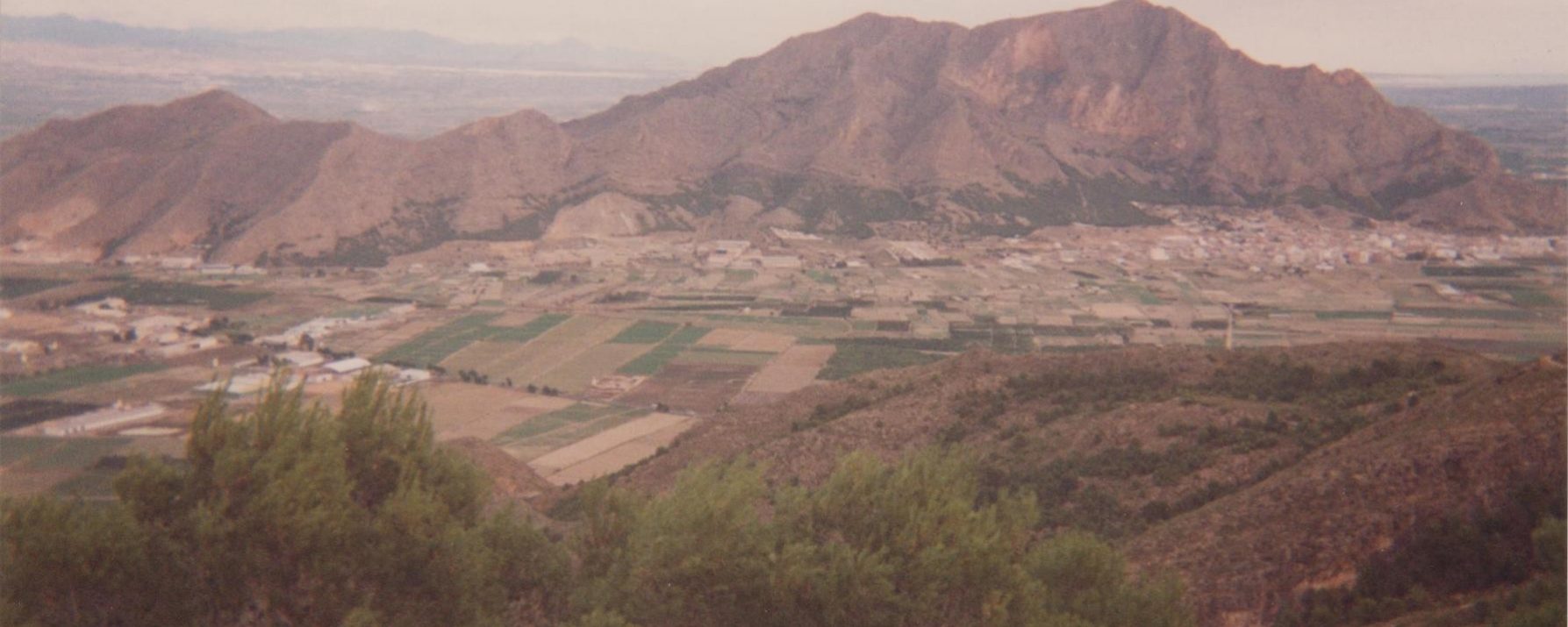 La Sierra de Callosa entorno a Redovan, con sus dos picos más altos: el Alto del Águila a la derecha y El Chinar a la izquierda. Más a la izquierda queda el Peñón de La Lobera