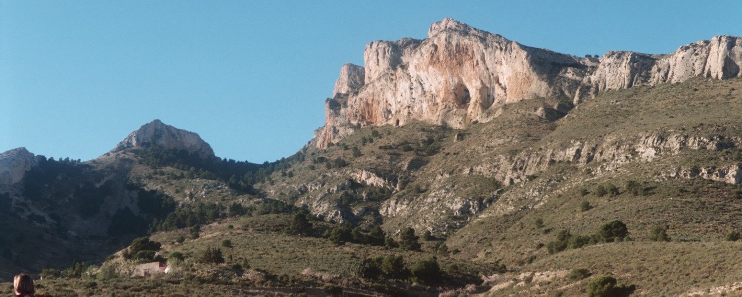 Delante las paredes este de la Penya Migjorn