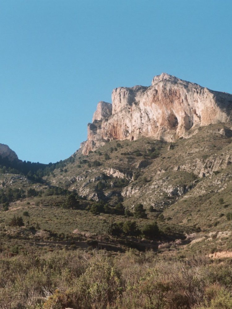 Delante las paredes este de la Penya Migjorn