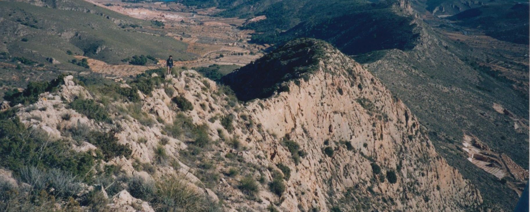Joaquín en el cordal de la Sierra del Reclot hacia La Romana de Tarafa. A la izquierda la Sierra de Peña Zafra o Dels Bertrans, detrás de ésta, la Sierra del Cid y Cabeçó d’Or