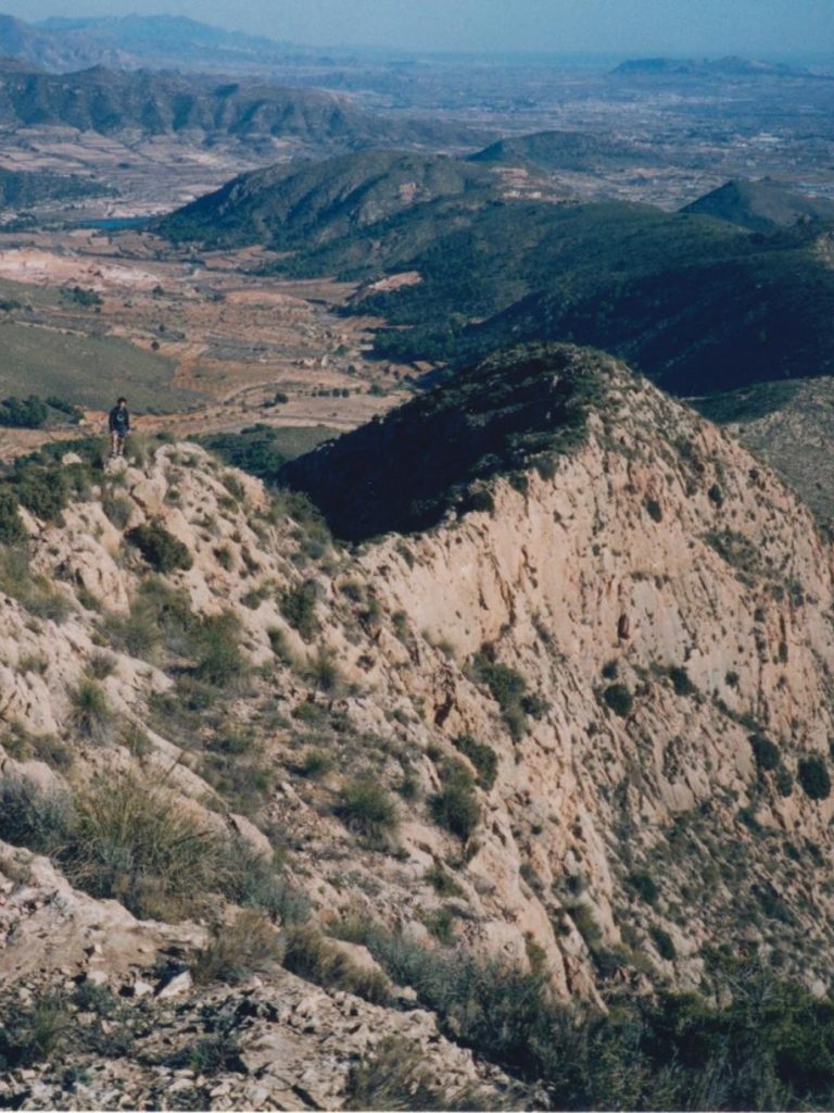 Joaquín en el cordal de la Sierra del Reclot hacia La Romana de Tarafa. A la izquierda la Sierra de Peña Zafra o Dels Bertrans, detrás de ésta, la Sierra del Cid y Cabeçó d’Or