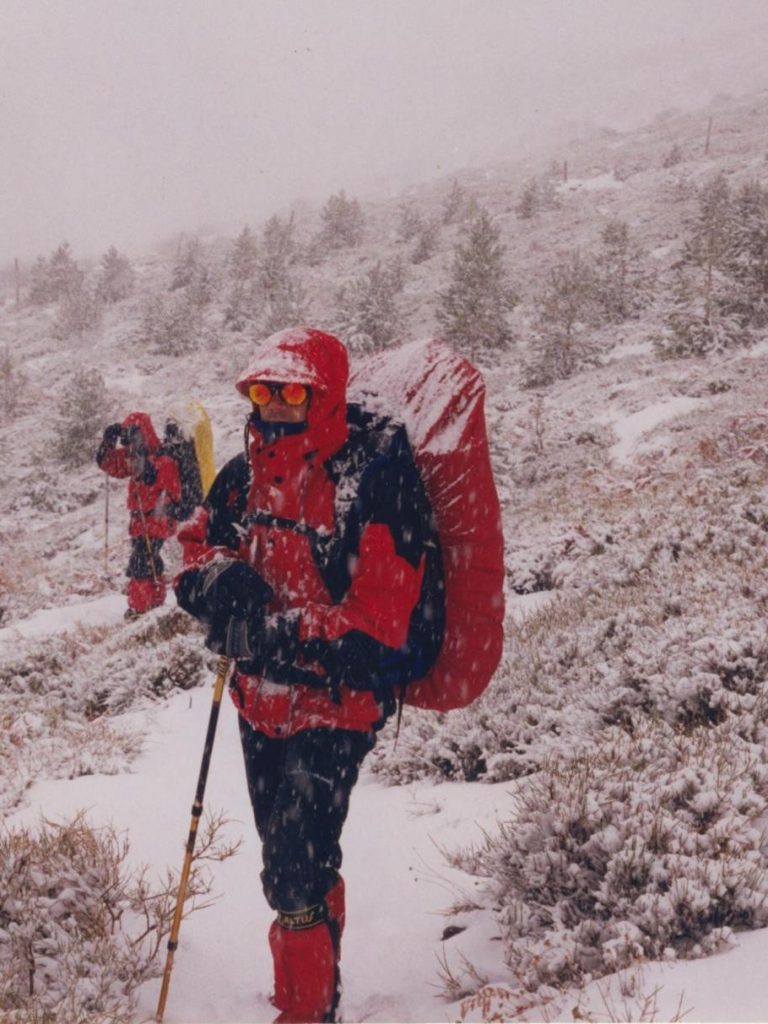 Delante Quique bajando a Trevélez
