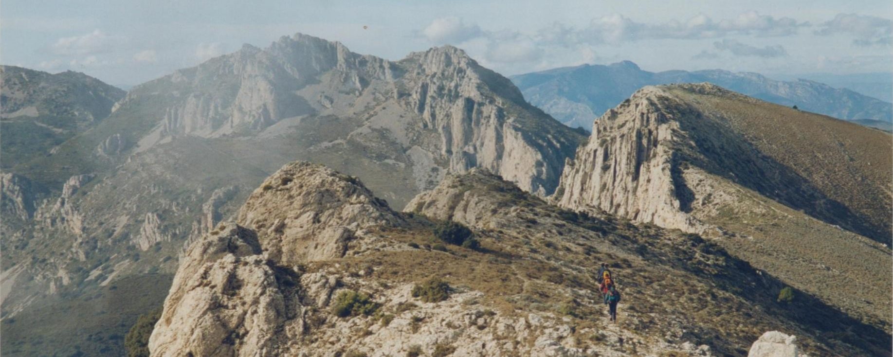 Camino del Pla de La Casa desde La Mallada del Llop, dicho pico delante, al fondo derecha Sierra Mariola con El Montcabrer su pico más alto, y delante a la derecha Regall