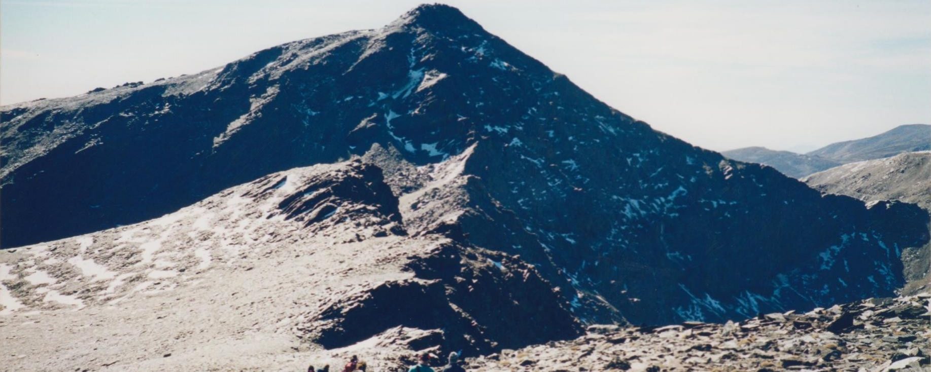Bajando de la cima del Alcazaba, seguido el Puntal de La Cornisa y detrás el Mulhacén con su cara norte