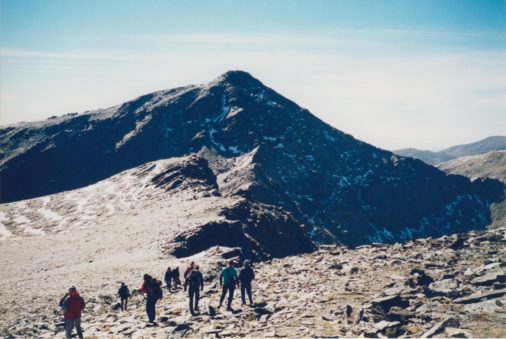 Bajando de la cima del Alcazaba, seguido el Puntal de La Cornisa y detrás el Mulhacén con su cara norte