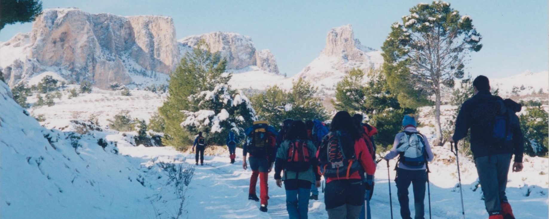 Delante el Morro de Pinareta, Castell de Confrides a la derecha, el Morro de Les Moles en el centro y las paredes de Partagat a la izquierda