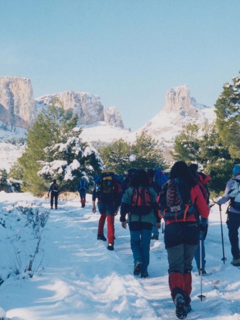 Delante el Morro de Pinareta, Castell de Confrides a la derecha, el Morro de Les Moles en el centro y las paredes de Partagat a la izquierda