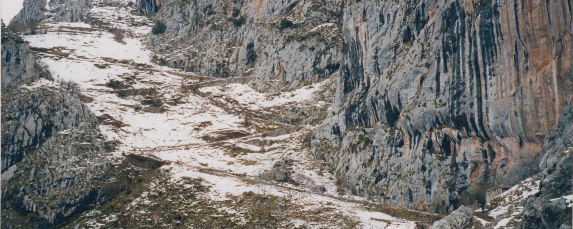 Aparece la nieve en el zigzagueante camino de subida a Tresviso. Delante los Invernales de Prías
