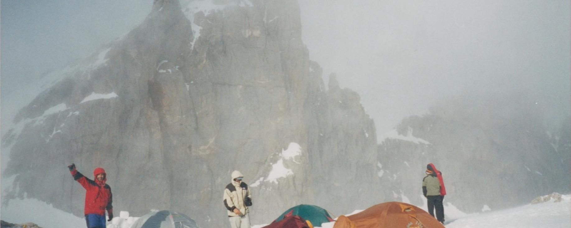 Campamento arriba de Cabaña Verónica. A la izquierda Manolet, en el centro Antonio Manzanera, y a la derecha Zaida y Javi. Detrás los espectaculares Horcados Rojos