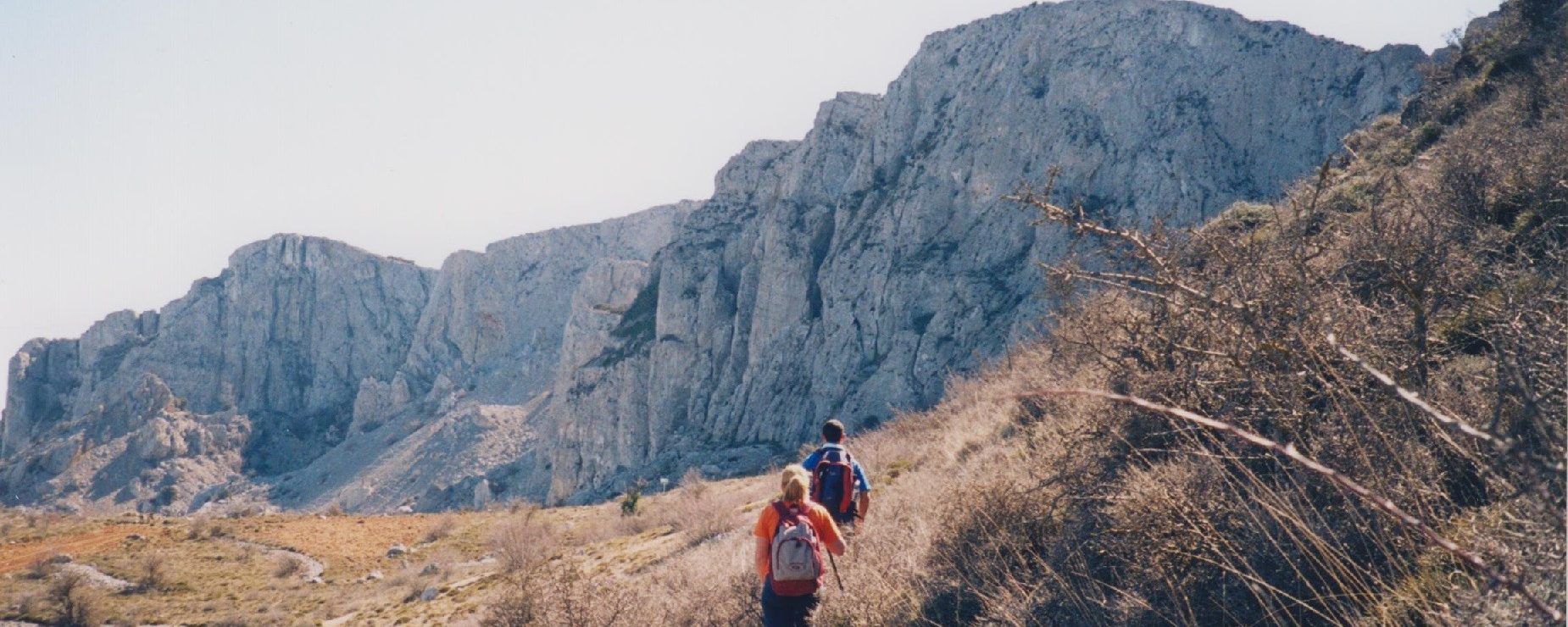 Llegando a la Font de La Forata, delante las paredes de Aitana y a la izquierda el Penya Alta